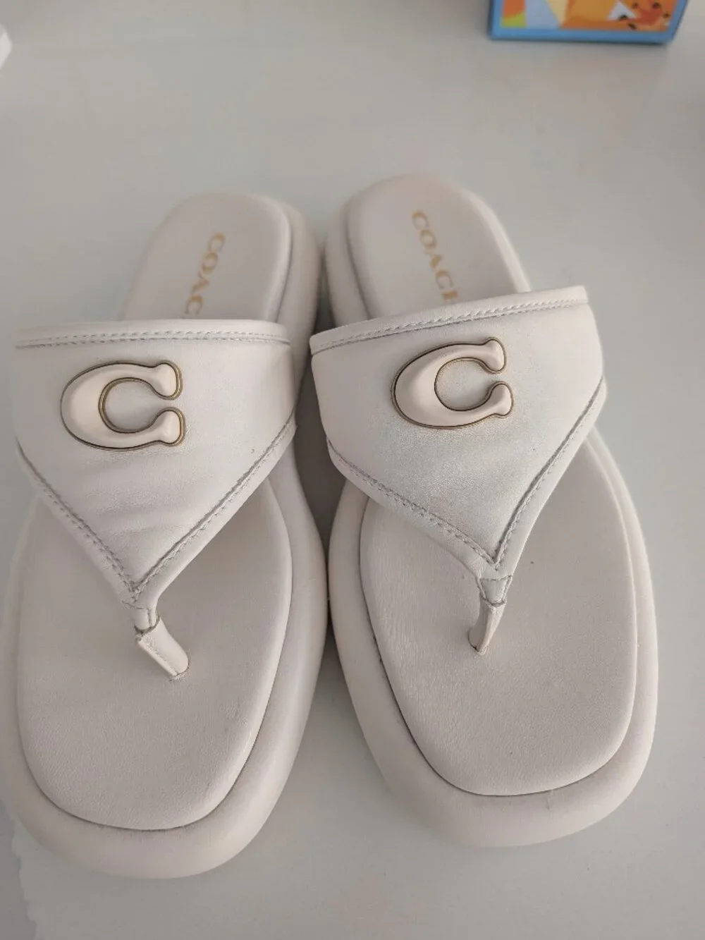 COACH Heritage C Plaque Thong Kitten Heel Sandals – Chalk Leather – New No Box